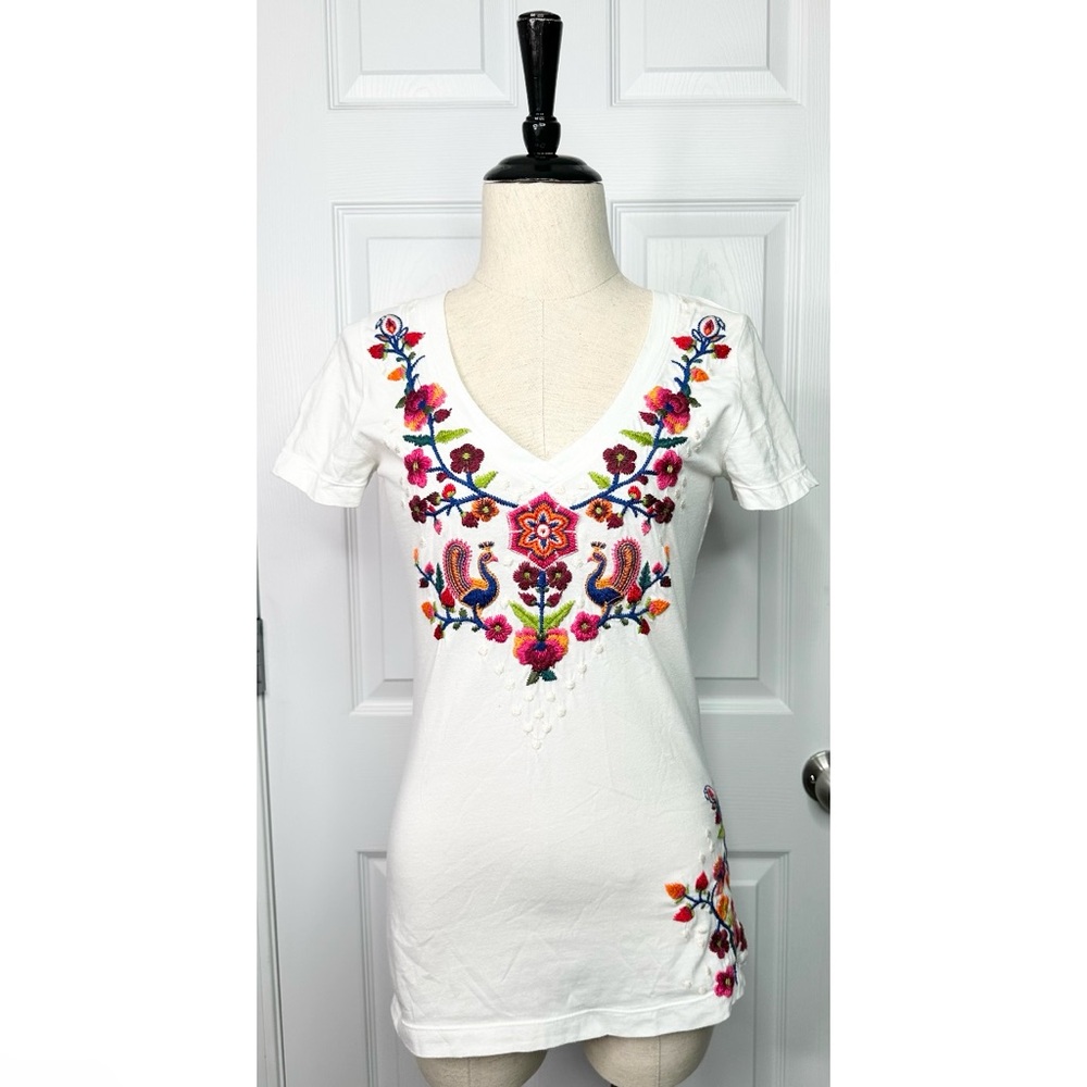 *JOHNNY WAS* White Embroidered V-Neck T-shirt Top